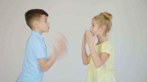 Dos niños están discutiendo, la niña y el niño están discutiendo y haciendo gestos con sus manos, — Vídeo de stock