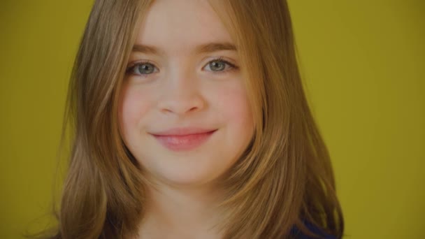 Portrait en gros plan d'une fille belle et joyeuse. — Video