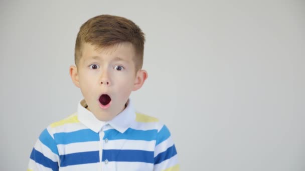 Upřímný úžas. Roztomilý chlapec s vytřeštěnýma očima šokovaný — Stock video