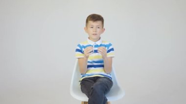 Çocuk vlogger, çocuk kamera önünde konuşuyor.