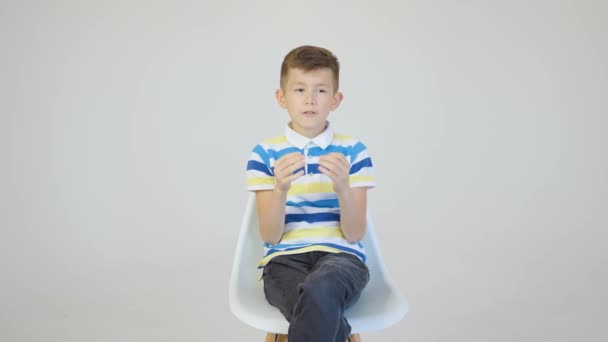 Dítě chlapec vlogger, dítě mluví před kamerou — Stock video