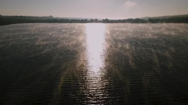 Беспилотник летит над озером утром на рассвете — стоковое видео