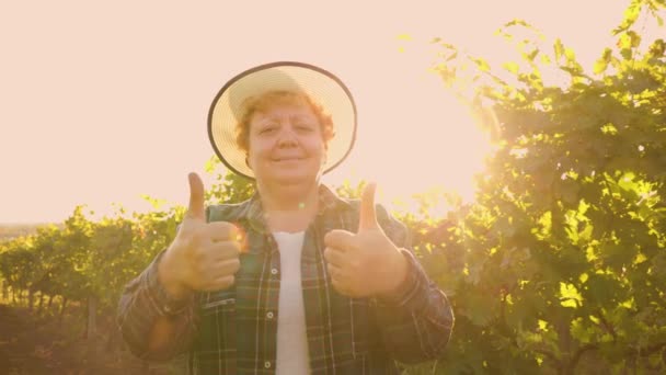 Agricultor feliz com chapéu mostrando polegar para cima e olhando para a câmera — Vídeo de Stock