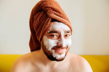 Maskeli komik, mutlu adam sağlıklı bir hayat sürüyor.