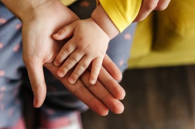 Bebeğin annenin eline dokunuşuna yaklaş..