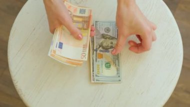Avro, pound ve dolarları sayan eller.