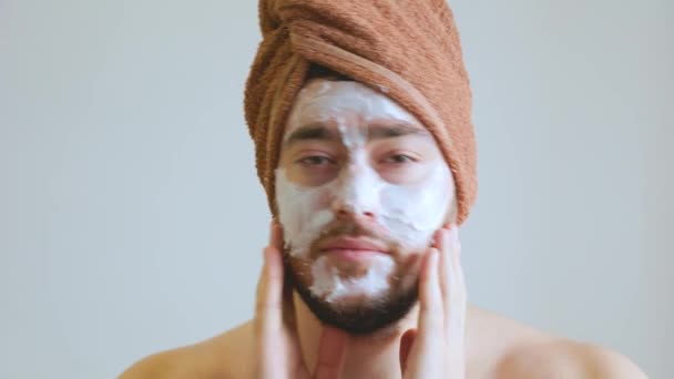 Drôle homme barbu, avec un masque blanc sur le visage — Video