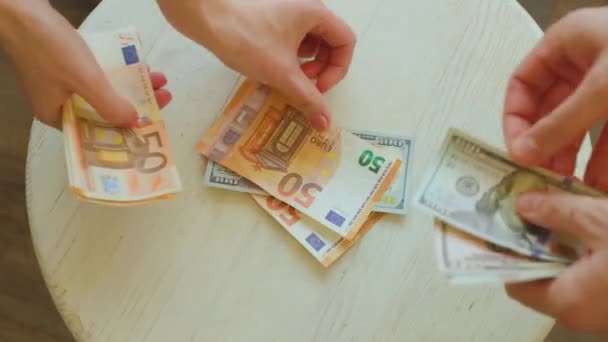 Manos contando billetes en euros, libras y dólares. — Vídeo de stock