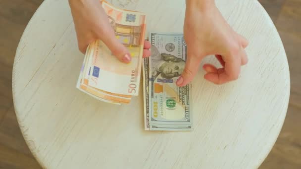 Manos contando billetes en euros, libras y dólares. — Vídeo de stock