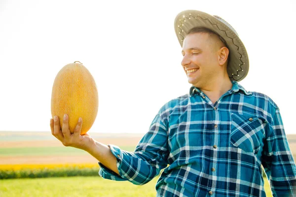 収穫の時間だ。メロンの笑顔で農民のプロフィール. — ストック写真