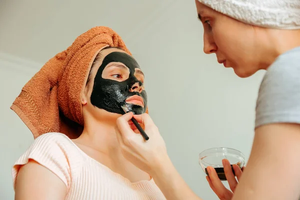 화장용 마스크를 여자들의 얼굴에 바르는 모습 — 스톡 사진
