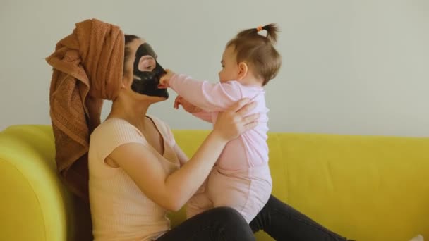快乐的母亲和小女儿的滑稽镜头 — 图库视频影像