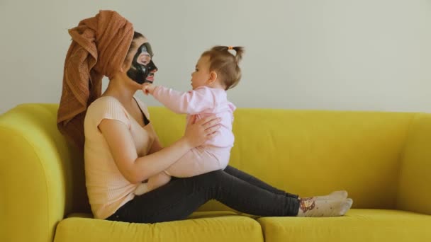 Vtipné záběry radostné matky a malé dcerky — Stock video