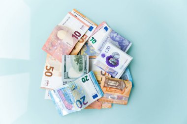 Bir dolar ve avroya yakın. Farklı banknotlardan alınan özgeçmiş