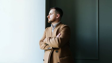 Rahatlamış hissediyorum. Zarif deneyimli yetişkin beyaz sakallı adam.