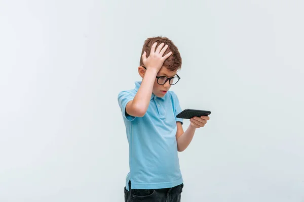 Ребенок в очках, который играет в игры в Интернете — стоковое фото