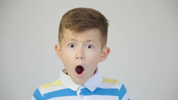 Uppriktig förvåning. Söt pojke med vidöppna ögon chockad — Stockvideo