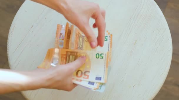 Ręce liczące banknoty euro, funty i dolary. — Wideo stockowe