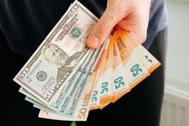 Avro ve dolar banknotlarını gösteren eller. Finans ve iş konsepti