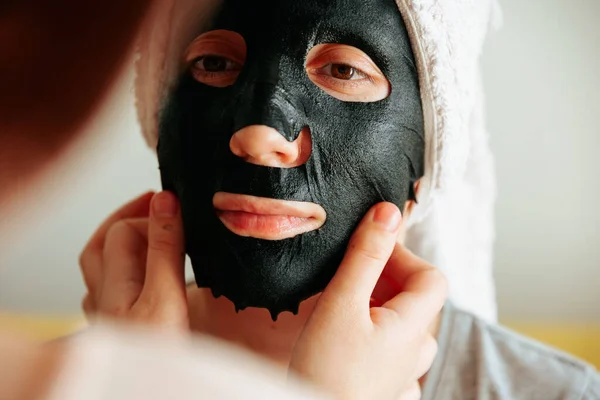 원문 기사보기 미국 여성 이 검은 마스크 피부 관리 법을 적용하는 장면. — 스톡 사진