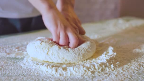 Κοντινό πλάνο Κάνοντας ζύμη με γυναικεία χέρια στο αρτοποιείο. — Αρχείο Βίντεο