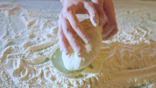 Fermer Faire de la pâte par des mains féminines à la boulangerie. — Video