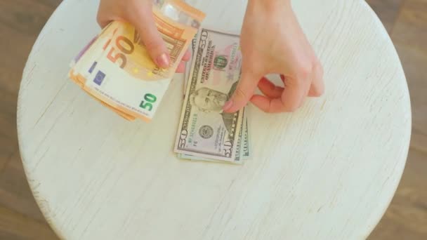 Χέρια που μετρούν τραπεζογραμμάτια ευρώ, λίρας και δολαρίων. — Αρχείο Βίντεο
