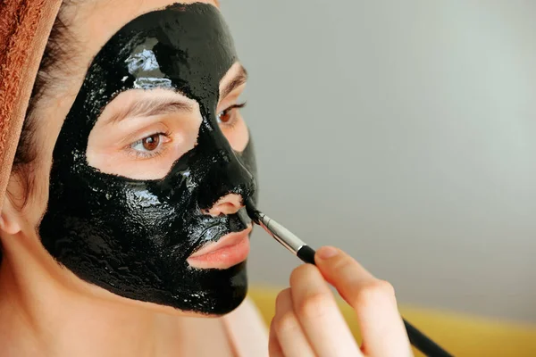 Zbliżenie z zastosowaniem maski kosmetycznej na twarz kobiet — Zdjęcie stockowe