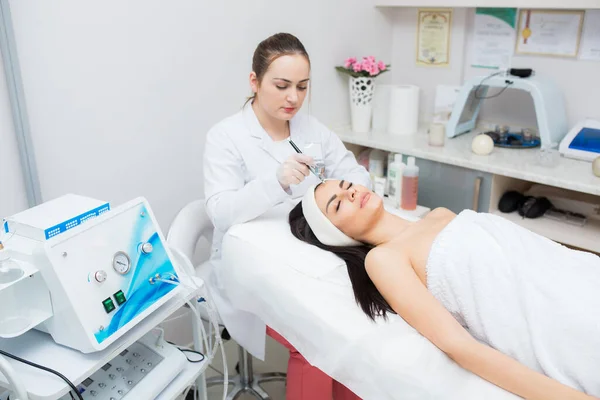 Doctor-cosmetologist makes the procedure Microdermabrasion of the facial skin — Stock Photo, Image