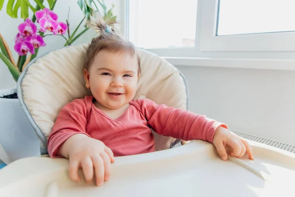 Ritratto di adorabile bambina sorridente che ride — Foto Stock