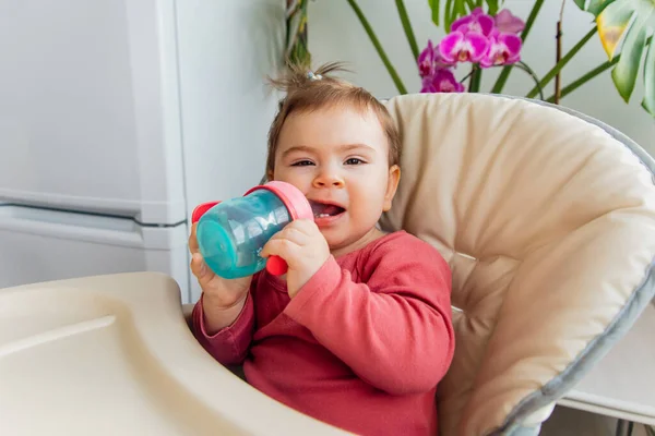 Divertente bambino bere acqua in bottiglia — Foto Stock