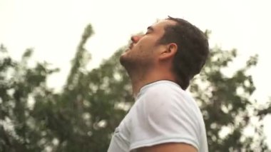 ayakta duran bir adamın profil görünümü 