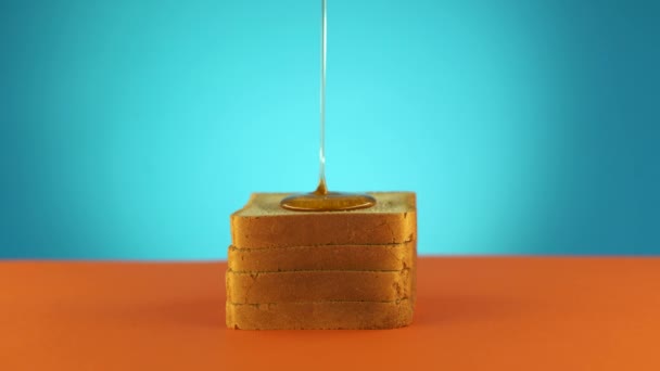Miele liquido versando su un pezzo di pane — Video Stock