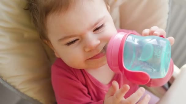 Смішна дитина п'є пляшкову воду . — стокове відео