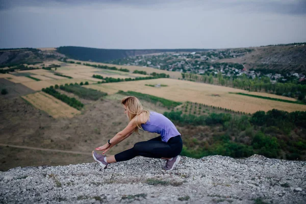 Yazın dışarıda egzersiz yapan genç bir kadın. Parktaki fitness antrenmanından önce genç bayan antrenmanı.. — Stok fotoğraf