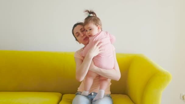 Autentikus felvétel egy szerető, érzékeny amerikai fiatal anya kezében imádnivaló aranyos baba — Stock videók