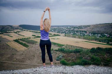 Bir spor kadınının arka penceresi. Gençler kadın sporu egzersizlerini açık hava fitness eğitiminde birlikte yapıyorlar..