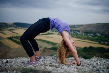 Doğada yoga pratiği yapıyorum. Aktif yaşam konsepti. Sağlığınıza dikkat edin..