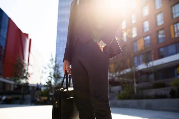 Close up de homem de negócios em terno formal com a mão no bolso — Fotografia de Stock