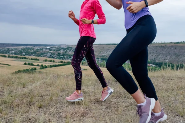 Sahada koşan iki kadın. Sağlıklı, genç, güzel bir kadın koşuyor, dışarıda spor yapıyor., — Stok fotoğraf