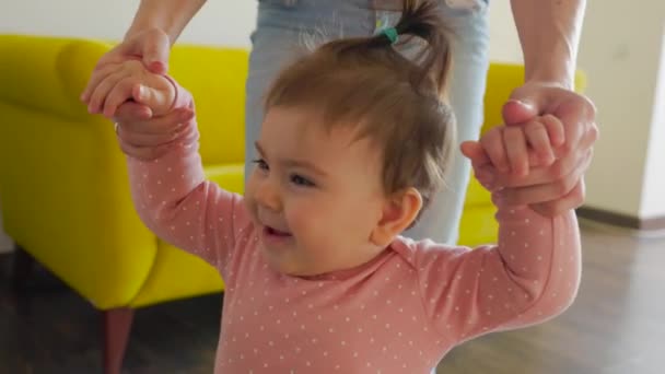 Mutlu bebeklerin yüz ifadelerine yakından bakın. Yürümeyi öğrenen çocuk ilk adımlarını atıyor. — Stok video