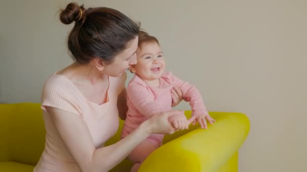 Gelukkige moeder spelen met de baby thuis. liefdevolle moeder peuter plezier hebben. echte mensen — Stockvideo