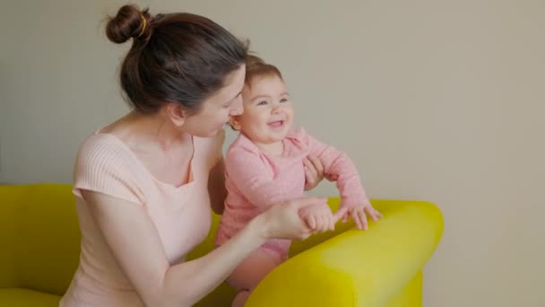 Mãe feliz brincando com o bebê em casa. mãe adorável criança se divertindo. pessoas reais — Vídeo de Stock