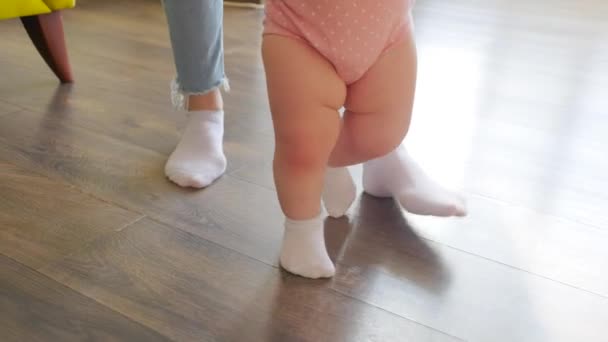 Close up de um rastreamento 4k imagens de pés de menina bebê andando descalço — Vídeo de Stock