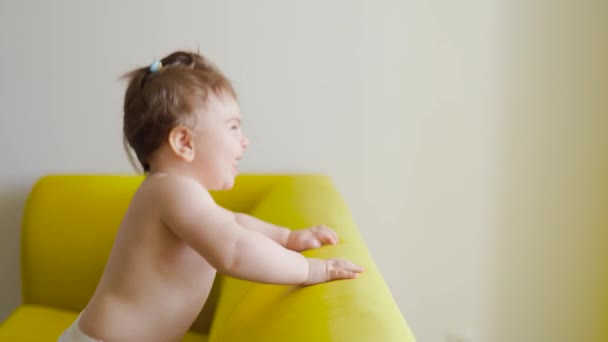 Alegre bonito bebê sorri muito é feliz, — Vídeo de Stock