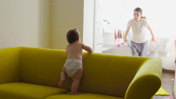 Madre juguetona y el bebé se divierten bailando — Vídeos de Stock