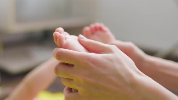 Primer plano de los bebés dedo del pie. Madre tocando sus pequeños dedos de los pies. — Vídeos de Stock