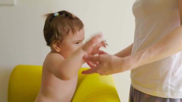 Close-up de uma menina feliz brincando com as mãos mães bonitos — Vídeo de Stock