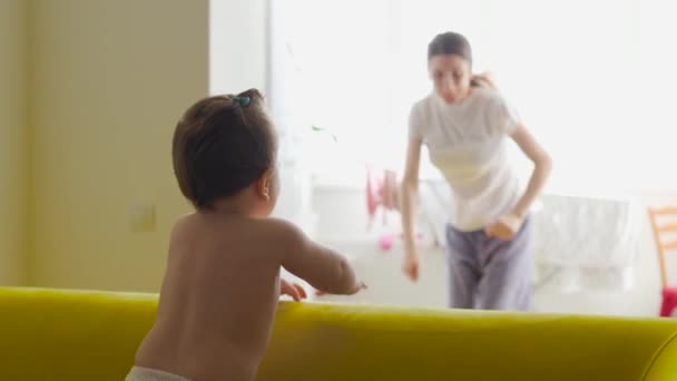 Zorgeloze gezonde pasvorm jong volwassen Kaukasische moeder dansen, — Stockvideo