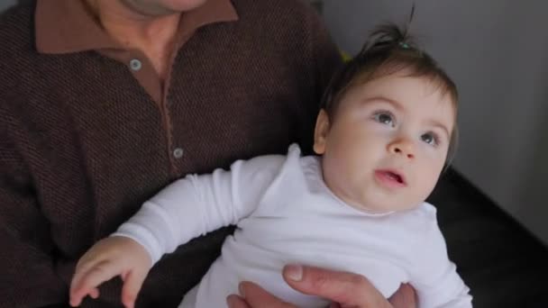 Ovanifrån av en farfar håller ett litet barnbarn — Stockvideo